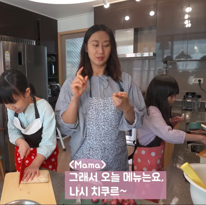 <p>Munggahan kali ini ada beberapa menu andalan khas Sunda. Mulai dari nasi cikur, ayam goreng, tempe goreng, tahu goreng, sambal goang, dan tak lupa lalapannya. (Foto: YouTube Kimbab Family)<br /><br /><br /></p>