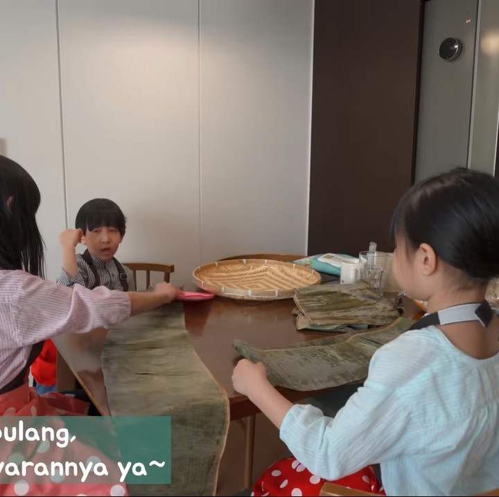 <p>Kelimanya tampak antusias dengan tugas-tugas masing-masing, lho. (Foto: YouTube Kimbab Family)<br /><br /><br /></p>