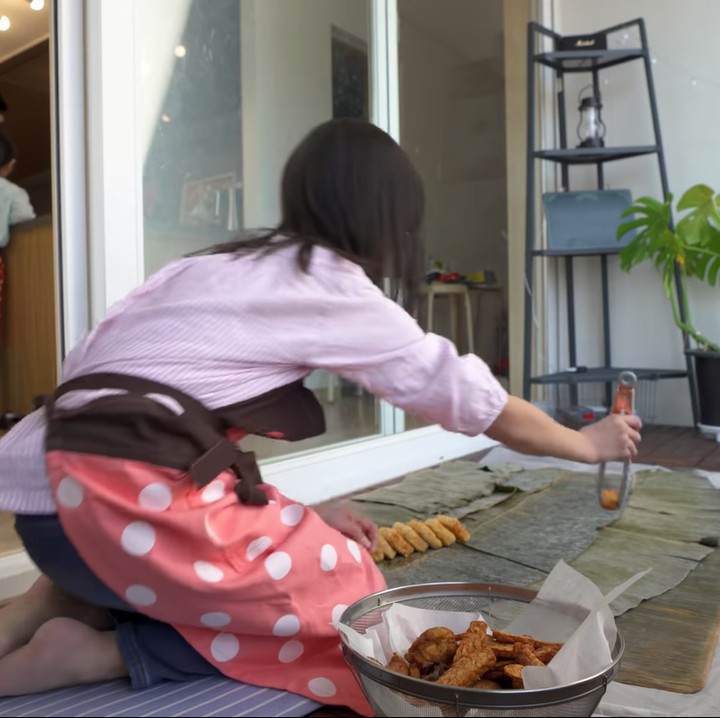 <p>Cara makan munggahannya pun dilakukan percis seperti budaya dari adat Sunda. Yakni duduk bersila di lantai dengan makanan yang dihidang beralaskan daun pisang. (Foto: YouTube Kimbab Family)<br /><br /><br /></p>