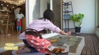 <p>Cara makan munggahannya pun dilakukan percis seperti budaya dari adat Sunda. Yakni duduk bersila di lantai dengan makanan yang dihidang beralaskan daun pisang. (Foto: YouTube Kimbab Family)<br /><br /><br /></p>