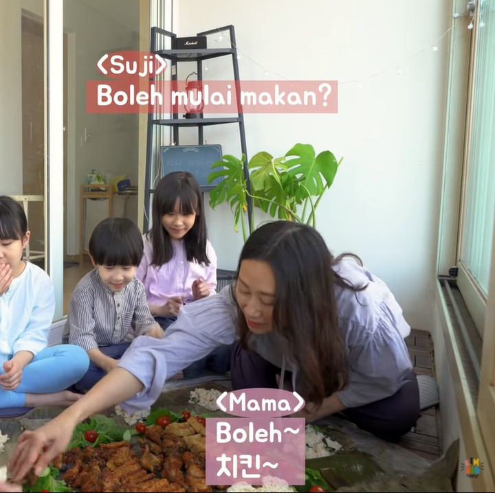 <p>Saat menikmati hidangan, keluarga Kimbab Family membahas banyak hal seru. Sebagian besar soal munggahan di Tanah Air dan budaya Sunda yang kental dengan kegiatan tersebut. (Foto: YouTube Kimbab Family)<br /><br /><br /></p>
