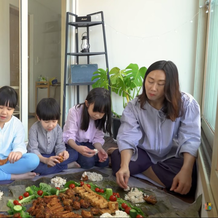 <p>Aktivitas keluarga ini menyenangkan, ya? Bunda juga mau ikuti acara munggahan bersama keluarga sebelum Ramadan juga? (Foto: YouTube Kimbab Family)</p>