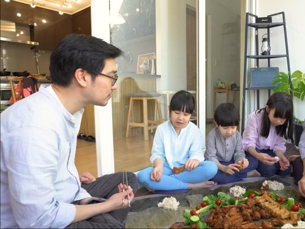 7 Potret Munggahan Ala Kimbab Family di Korea Selatan, Seru Pakai Daun Pisang Bun