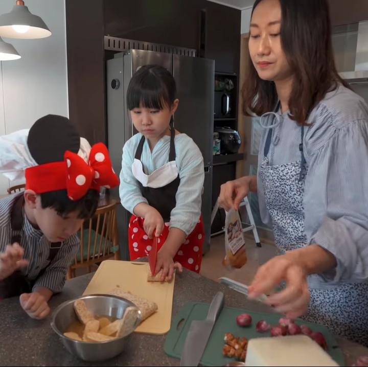 <p>Semua menu tersebut disiapkan oleh seluruh anggota keluarga, yakni Mama Gina, Appa Jay, Suji, Uunji dan Jio. (Foto: YouTube Kimbab Family)<br /><br /><br /></p>