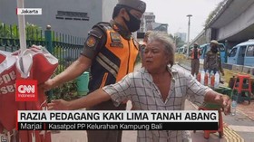 VIDEO: Emosi Merebut Payung Dagangan, Warnai Razia PKL Tanah Abang
