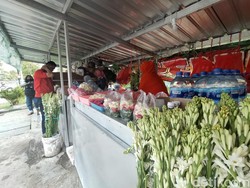 Pedagang Bunga Tabur di Surabaya Panen Cuan Jelang Ramadan