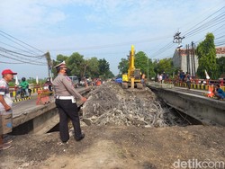 Pembongkaran Jembatan Balun Lamongan yang Ambles Dilanjutkan Pagi Ini
