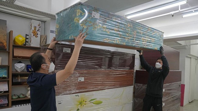 Jasa pemakaman di Hong Kong kewalahan menghadapi kenaikan permintaan pemakaman di tengah lonjakan kasus Covid-19.