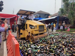 Jelang Ramadan, Polisi Musnahkan 16.187 Botol Miras-Narkoba di Tangerang