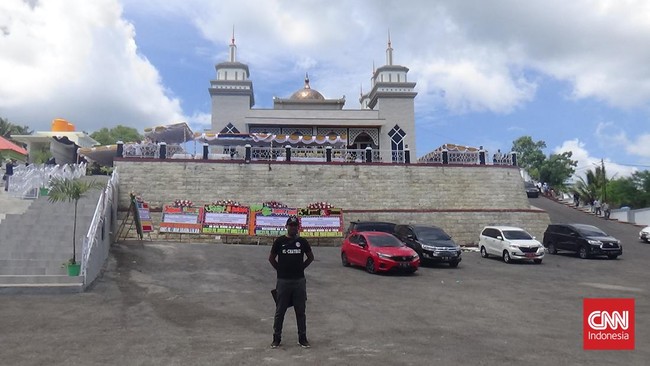 Kadensus 88, Irjen Pol Marthinus Hokum meresmikan Masjid Rahmatullah dan Ponpes Deradikalisasi Islam Mosyotiah di Desa Tulehu, Kecamatan Salahutu, Maluku.