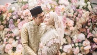 <p>YouTuber ternama Ria Ricis baru saja mengabarkan bahwa dirinya tengah mengandung anak pertamanya, Bunda. Hal ini diumumkan langsung pada laman Instagram-nya dan suami pada Selasa (22/3/2022) lalu. (Foto: Instagram: @riaricis1795)</p>