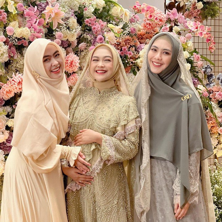 <p>Pada satu kesempatan, Ria Ricis mengabadikan momennya bersama kedua kakaknya, Ustazah Oki Setiana Dewi dan dr. Shindy Putri. Kalau dilihat-lihat, ketiganya mirip banget ya, Bunda! (Foto: Instagram: @okisetianadewi)</p>