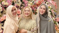 <p>Pada satu kesempatan, Ria Ricis mengabadikan momennya bersama kedua kakaknya, Ustazah Oki Setiana Dewi dan dr. Shindy Putri. Kalau dilihat-lihat, ketiganya mirip banget ya, Bunda! (Foto: Instagram: @okisetianadewi)</p>