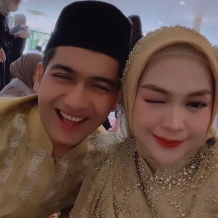 <p>Ricis sendiri bersama suami mengenakan baju <em>couple</em> dengan warna senada, nih. Serasi banget, ya. (Foto: Instagram: @riaricis1795)</p>