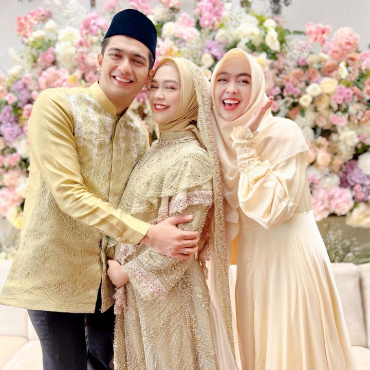 <p>Saat acara, Ricis menggunakan dekorasi bunga yang mewah, Bunda. Tak hanya itu, dekorasi ini juga dijadikan sebagai background untuk berfoto, lho. (Foto: Instagram: @dr.shindyputri_)</p>