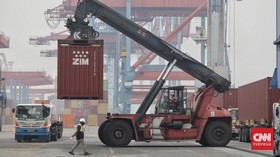FOTO: Kegiatan Bongkar Muat Pelabuhan Priok Jelang Kenaikan Tarif PPN