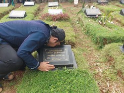 Sandy Tumiwa Lega Bayar Nazar 16 Tahun Lalu untuk Almarhumah Ibu