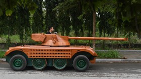 FOTO: Pria di Vietnam Sulap Mobil Van Jadi Tank Kayu untuk Putranya