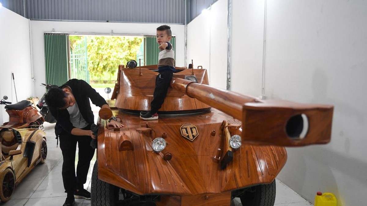 FOTO: Pria di Vietnam Sulap Mobil Van Jadi Tank Kayu untuk Putranya