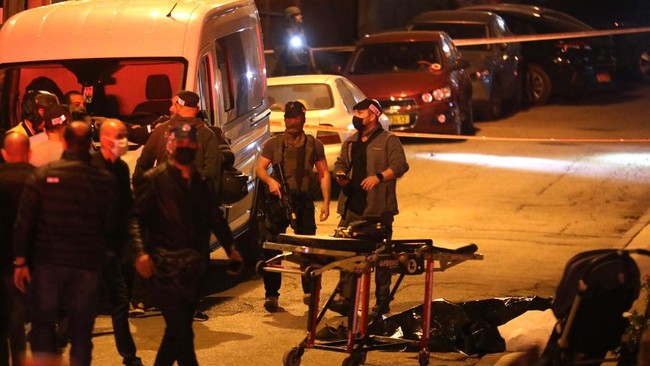 Setidaknya lima orang tewas akibat serangan pria bersenjata di Tel Aviv, Israel pada Selasa (29/3).