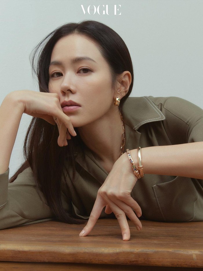 Pomellato sendiri merupakan brand perhiasan asal Italia. Sebelumnya, sang aktris sempat dipotret ketika menghadiri beberapa pop-up store Pomellato./ Foto: Vogue Korea