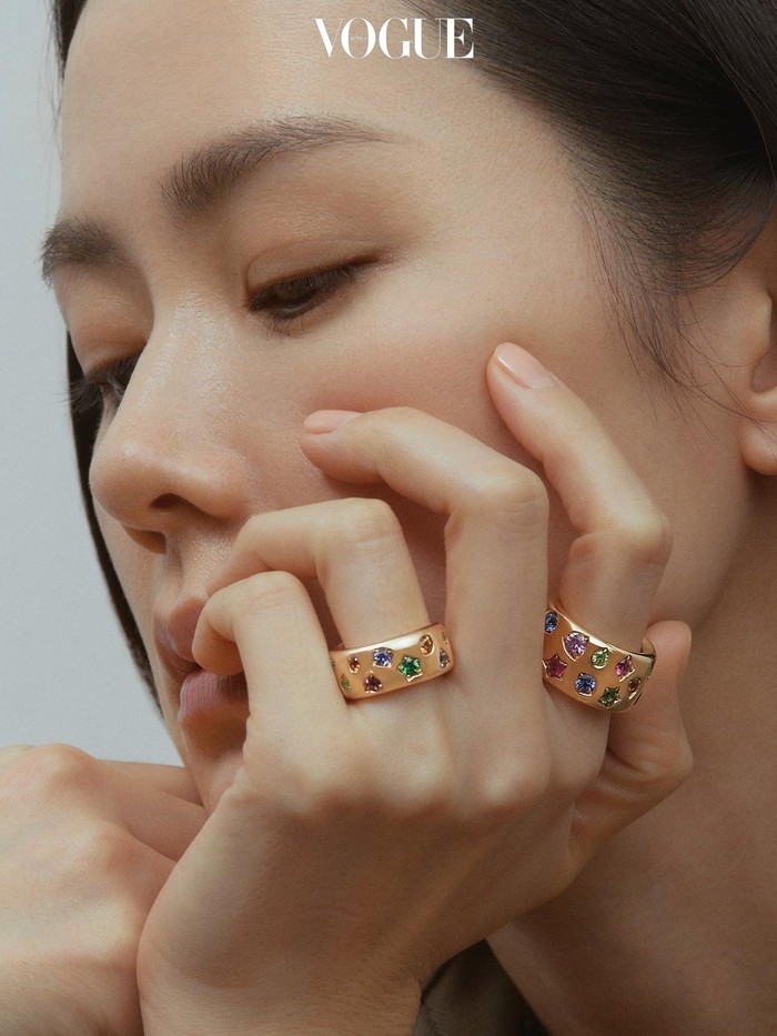 Dalam salah satu potret close-up, sang aktris tampil memukau dengan memamerkan beberapa perhiasan dari Pomellato. Riasan yang natural serta minimalis pun membuatnya makin terlihat bersinar./ Foto: Vogue Korea