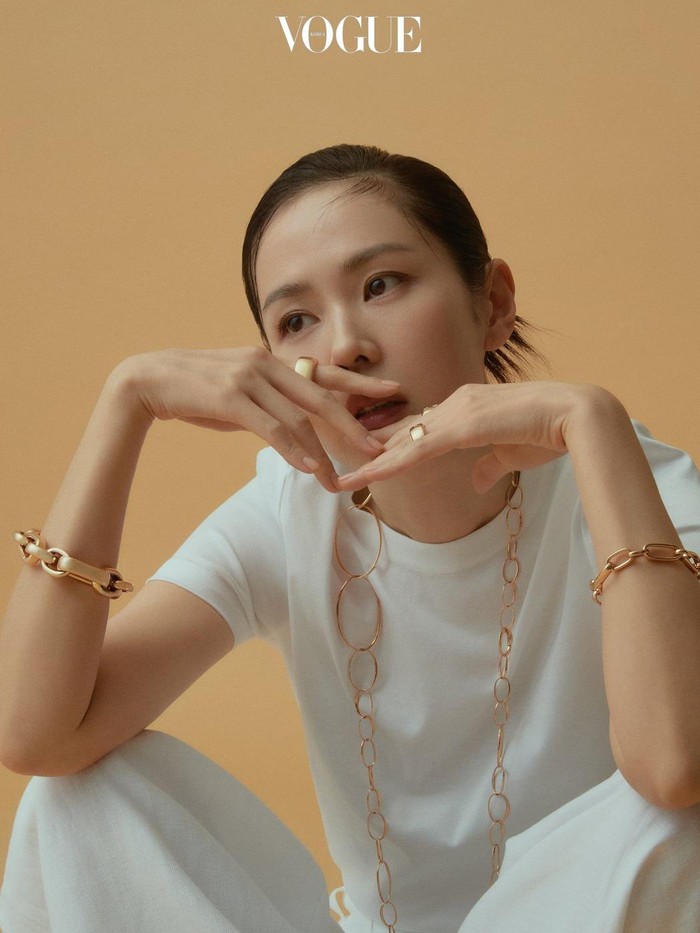 Sementara, Son Ye Jin dan pasangannya, Hyun Bin, dikabarkan akan menikah pada Kamis, (31/3) ini. Mari kita doakan agar pernikahan mereka lancar ya, Beauties!/ Foto: Vogue Korea