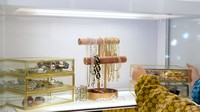 <p>Enggak hanya tas, pakaian, dan tas bermerek, Tasyi juga menunjukkan beberapa koleksi perhiasan miliknya, Bunda. (Foto: YouTube Tasyi Athasyia)<br /><br /><br /></p>