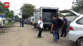 VIDEO: Tempat Penimbunan Solar Ilegal Digerebek Anggota TNI