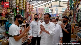 VIDEO: Jokowi Belanja Sembako di Pasar Sambil Cek Stok Sembako