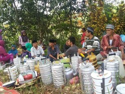 4 Tradisi Makan di Makam Sambil Ziarah Kubur Jelang Ramadan