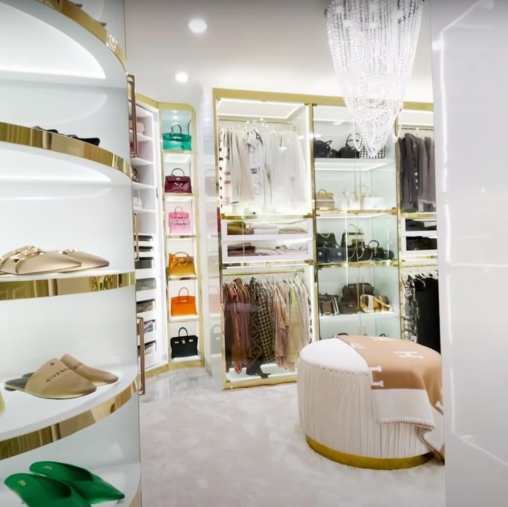 <p>Beberapa waktu yang lalu, Tasyi Athasyia memperlihatkan walk-in closet dan baru mengisi dengan barang-barang miliknya, Bunda. (Foto: YouTube Tasyi Athasyia)</p><p></p>