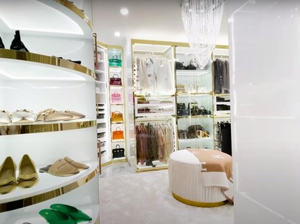 7 Potret Walk-in Closet Mewah Tasyi Kembaran Tasya Farasya, Bak Toko Elite