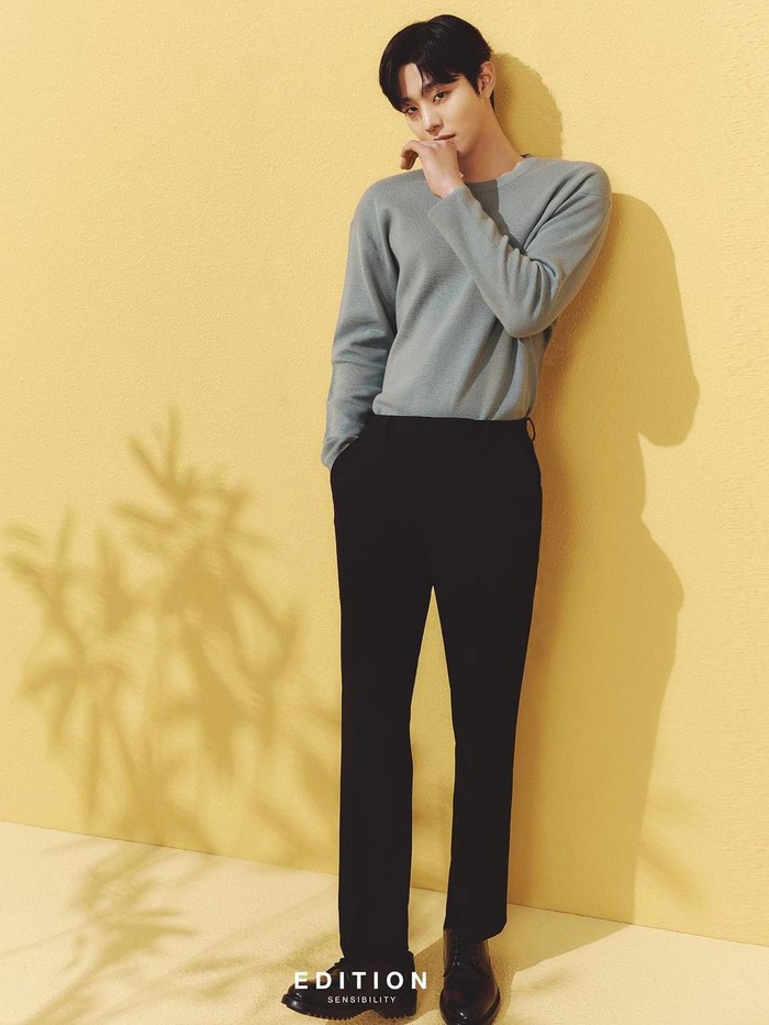 Aktor yang kini tengah tampil dalam drama A Business Proposal yang tayang di Netflix pun memamerkan beberapa gayanya dalam pakaian casual seperti long sleeve shirt, sweater, dan jeans./ Foto: instagram.com/edition_sensibility