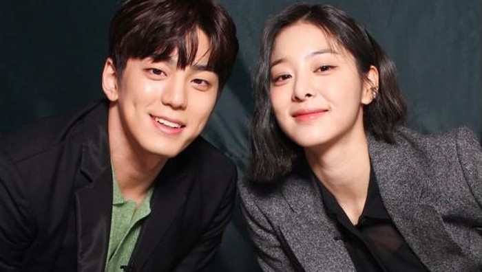 Drama A Business Proposal yang diperankan oleh Kim Sejeong dan Ahn Hyo Seop sedang naik daun. Menariknya, banyak penonton gagal fokus dengan Kim Min Kyu dan Seol In Ah yang menjadi second couple dalam drama ini./ foto: SBS Drama