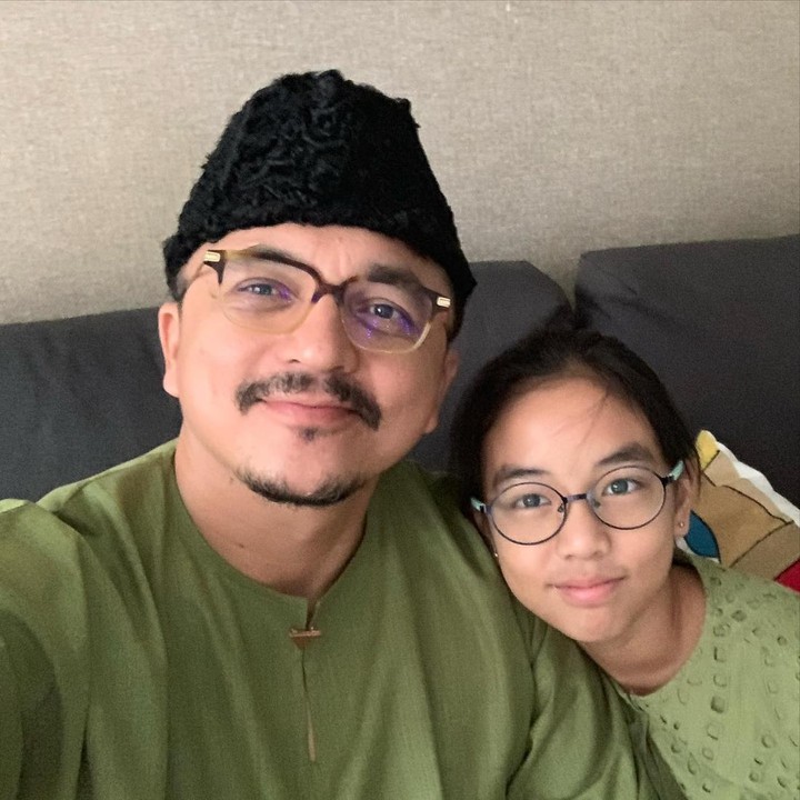 <p>Tak kalah dari Bunda sambungnya, ayah Aleesya juga menuliskan pesan menyentuh untuk sang buah hati. Di pertambahan usia anaknya, Engku Emran berjanji untuk selalu menjadi ayah yang baik untuk Aleesya. (Foto: Instagram @narmeukgne)</p>