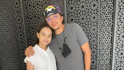 img-title Momen Manis Engku Emran Eks Laudya Cynthia Bella Saat Jemput Sang Putri di Kampus