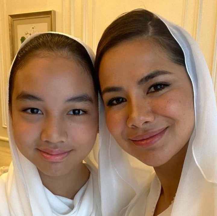 <p>Aleesya sudah beranjak remaja nih, Bunda. Potretnya yang bersanding dengan Noor Nabila mencuri perhatian. Banyak netizen bilang, Aleesya tumbuh menjadi perempuan cantik. (Foto: Instagram @noornabila)</p>