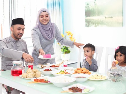10 Adab Makan Rasulullah & Doanya untuk Diajarkan ke Anak, Jangan Tiup Makanan