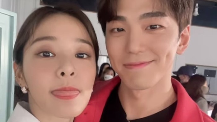 Awalnya mereka berdua tidak sengaja bertemu di mini market, dan saling tertarik satu sama lain. Karena hubungan dengan Jin Young Seo dan Kang Tae Moo tidak baik, keduanya sempat perang dingin./ foto: instagram.com/_seorina
