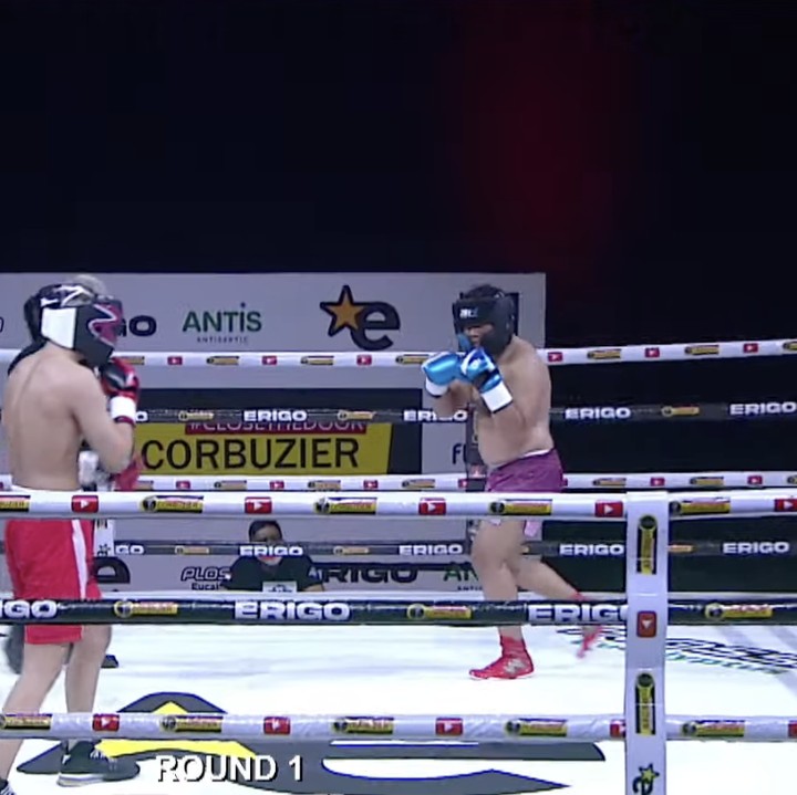 <p>Pertandingan ini menjadi partai debut Azka dalam ring, Bunda. Sedangkan Vicky, ini menjadi pertandingan kedua setelah menang melawan Aldi Taher di pertarungan sebelumnya. Namun, kemampuan Azka tak bisa diremehkan begitu saja lho. (Foto: YouTube Deddy Corbuzier)</p>
