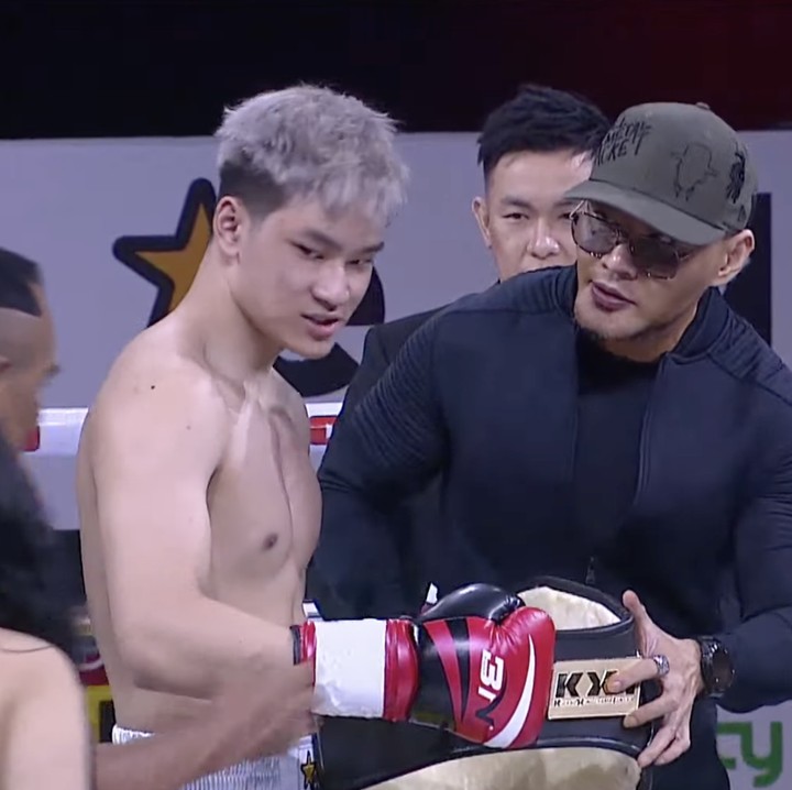 <p>Namun yang paling mengejutkan tanggapan tak terduga sang ayah lho. Dalam kesempatan itu, di luar dugaan, Deddy juga menantang Azka melawan dirinya di ring suatu saat nanti. "Azka, <em>you are amazing. But maybe one day you and me in the ring,</em>" tuturnya sambil menatap ke mata putranya. (Foto: YouTube Deddy Corbuzier)</p>