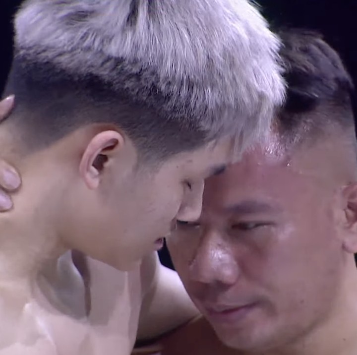 <p>Petinju beda usia itu akhirnya saling berpelukan sebagai tanda berakhirnya pertandingan. Vicky nampak berbesar hati mengakui kehebatan mantan anak sambungnya. (Foto: YouTube Deddy Corbuzier)</p>
