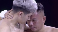 <p>Petinju beda usia itu akhirnya saling berpelukan sebagai tanda berakhirnya pertandingan. Vicky nampak berbesar hati mengakui kehebatan mantan anak sambungnya. (Foto: YouTube Deddy Corbuzier)</p>