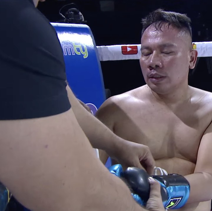 <p>Ternyata hanya dalam 2 ronde saja, lelaki yang sesumbar sebagai gladiator itu menyerah setelah dokter memeriksa kakinya yang cidera. Namun, ia masih percaya diri akan bertanding lagi jika sudah sembuh. (Foto: YouTube Deddy Corbuzier)</p>