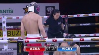 <p>Pertarungan ini sebenarnya harus berlangsung dalam 3 ronde. Namun pada ronde kedua, permainan diberhentikan karena Vicky alami cidera pada lutut. Sejak awal bertanding, Azka sudah terlihat unggul dari Vicky Prasetyo. (Foto: YouTube Deddy Corbuzier)<br /><br /><br /></p>