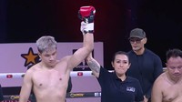 <p>Sosok wasit tinju di pertandingan Azka Corbuzier melawan Vicky Prasetyo mencuri perhatian. Ia mampu memimpin pertandingan dengan sangat beribawa. (Foto: YouTube Deddy Corbuzier)</p>