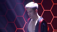 <p>Pertunjukan tersebut disiarkan secara langsung melalui channel YouTube Deddy Corbuzier pukul 20.00 WIB. Sejak awal kemunculannya di atas ring, wajah anak semata wayang Deddy dan Kalina Oktarani ini sudah terlihat menahan emosi. (Foto: YouTube Deddy Corbuzier)</p>