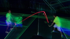FOTO: Sensasi Bermain Badminton dalam Gelap