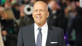 Demensia, Bruce Willis Tampak Jalan-jalan Ditemani Penjaga